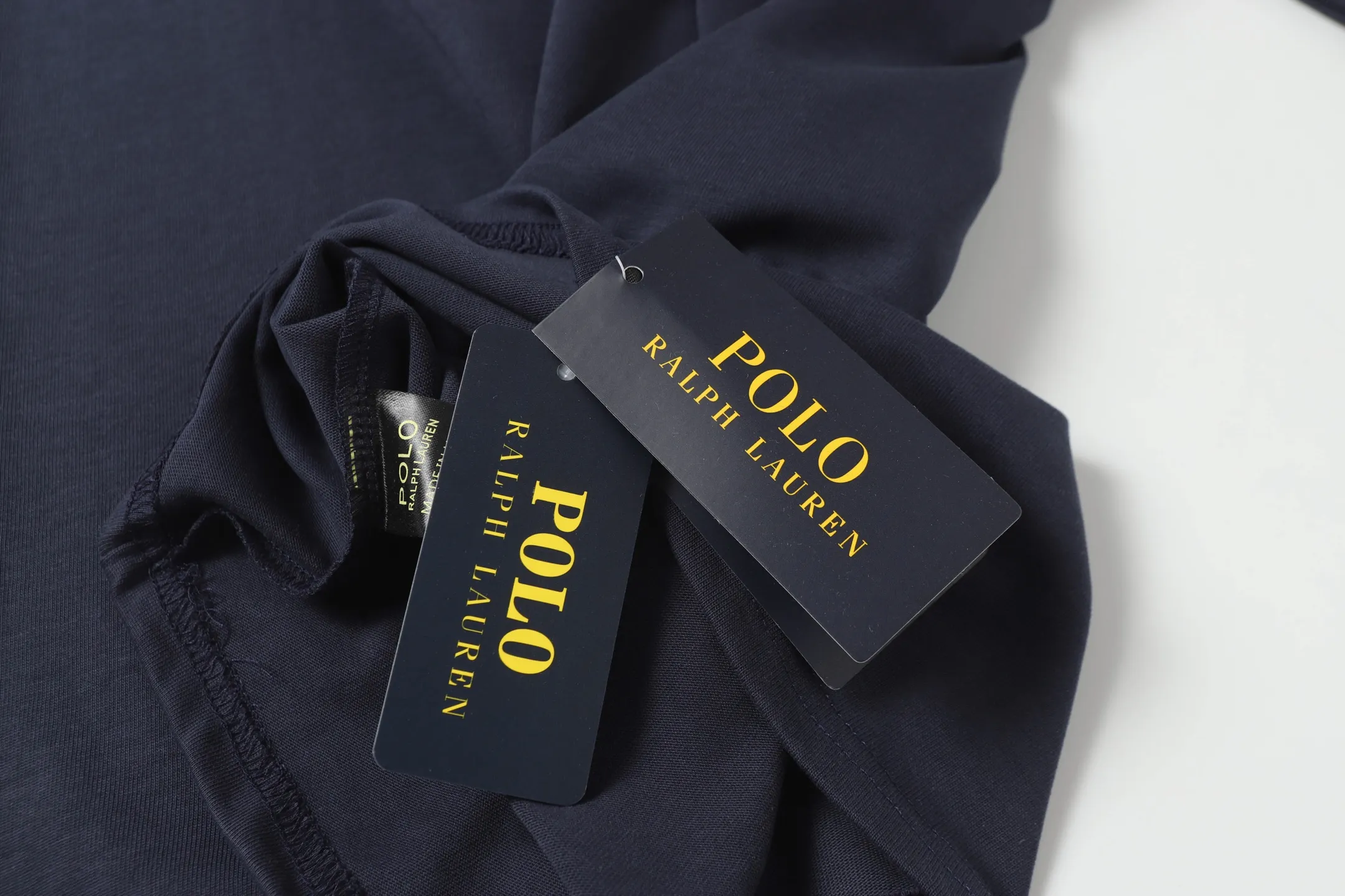 P130 Style number: 652 Brand reputation: Ralph Lauren is an internationally renowned high-end fashion brand, representing quality, style and status. Wearing its short sleeves can highlight consumers' taste and identity. Classic design: The brand has unique and enduring classic design elements, such as the polo logo, iconic color combinations, etc., which are both fashionable and recognizable. High-quality fabric: Made of double yarn 280g fabric, usually made of high-quality cotton fabric, which is soft, breathable, and sweat-absorbent, comfortable to wear, and suitable for various occasions and seasons. Exquisite craftsmanship: Pay attention to detail processing and production technology, neat stitching, and tailoring to ensure the durability and beauty of the clothing. Diversified styles: covering a variety of styles from casual to formal, simple to gorgeous, meeting the individual needs and wearing scenarios of different consumers. Strong matchability: Can be matched with a variety of bottoms, jackets and accessories to easily create a variety of different fashion looks. Inheritance and innovation: While maintaining the traditional charm of the brand, we constantly innovate designs and incorporate new fashion elements to keep our products attractive. Brand values: The American lifestyle and positive values ​​conveyed by Ralph Lauren are also recognized and yearned for by consumers. Color: Black White Gray Blue White Blue Red Pink Sky Blue Bean Green Burgundy Complete Sizes: S, M, L, XL,